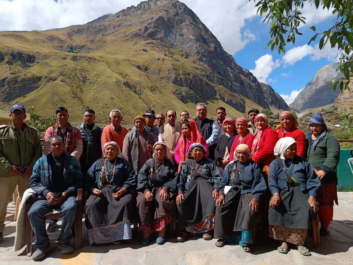 समान नागरिक संहिता की विशेषज्ञ समिति की ओर से पूर्व मुख्य सचिव उत्तराखंड शत्रुघ्न सिंह जी और मनु गौड़ जी ने उत्तराखंड के दूरस्थ सीमावर्ती आदिवासी गांव माणा से #UCC के निर्माण हेतु जनसंवाद कार्यक्रम प्रारंभ किया। माणाज्योशिमठ में नागरिकों से वार्ता कर सुझाव प्राप्त करें