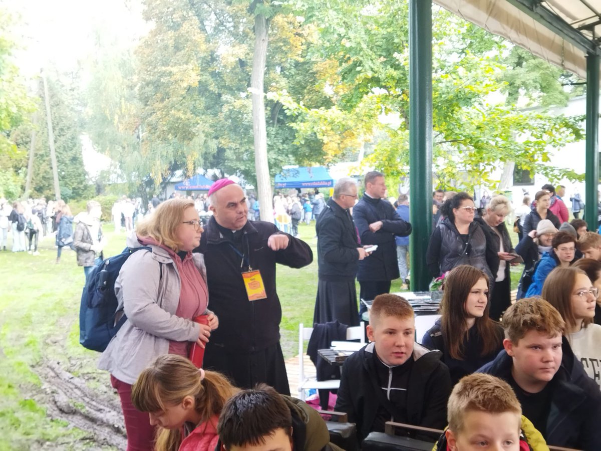 ArchLubelska's tweet photo. #Rozpaleni — spotkanie kandydatów do bierzmowania w #Pliszczyn.ie. Udział bierze ponad 1600 młodych osób.
Wśród gości #bpAdamBab #bpBab
@Radio__Plus
@EpiskopatNews @sercanie_scj https://t.co/nYjBNcP1Ab