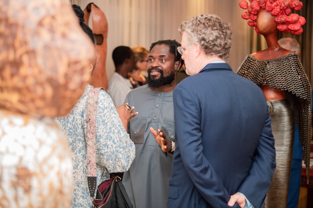 L'artiste #SébastienBoko marie bois, métal et peinture pour évoquer des formes intemporelles empreintes de l'histoire et de la culture béninoises et plus largement des cultures africaines. L'#art et la #culture au cœur du partenariat Afrique-Europe. 
#AfricanArtNow #Bénin