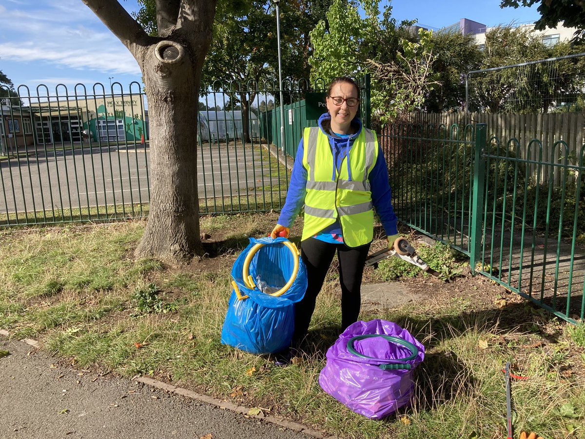 FriendsRubbish's tweet photo. Lots of litter picking this morning around @WillowsCE @StraUponAvonSch @StratfordColl https://t.co/wBvlqWlRmz