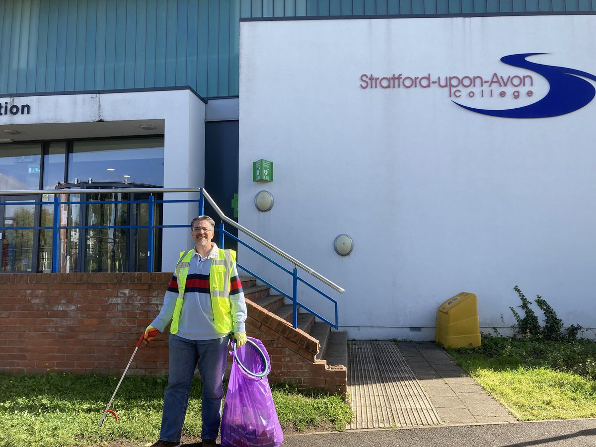 Lots of litter picking this morning around <a href="/WillowsCE/">Holy Trinity C of E Primary School</a> <a href="/StraUponAvonSch/">Stratford upon Avon School</a> <a href="/StratfordColl/">Stratford-upon-Avon College</a>