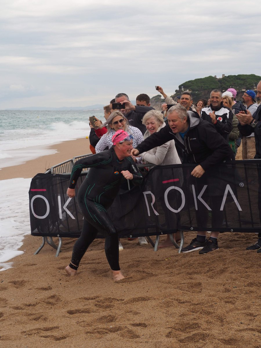 One of the most beautiful and emotional things about Ironman is seeing families and friends cheering on the triathletes. 🥰 Don't miss it! 🏊🏻🚴🏼‍♂️🏃🏽 #ironman #ironmanbarcelona #ironmanbarcelona2022 #calella #calellabcn #welovecalellabcnmorethanever #calellabcnlovers