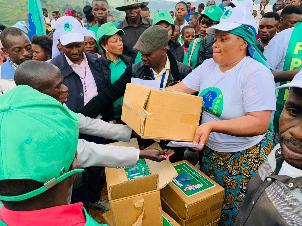 sud_kivu's tweet photo. #NINDJA tombe ds les mains du FPCN de l'Hon @ClaudeNyamugabo
Vu les actions sociales du meilleur élu de KABARE, les fiches d'adhésion sont négociées à la sauvette.
Des fournitures scolaires pr soutenir la gratuité de l'enseignement prônée par le Prés @fatshi13 @Presidence_RDC https://t.co/63r1t2OkvS