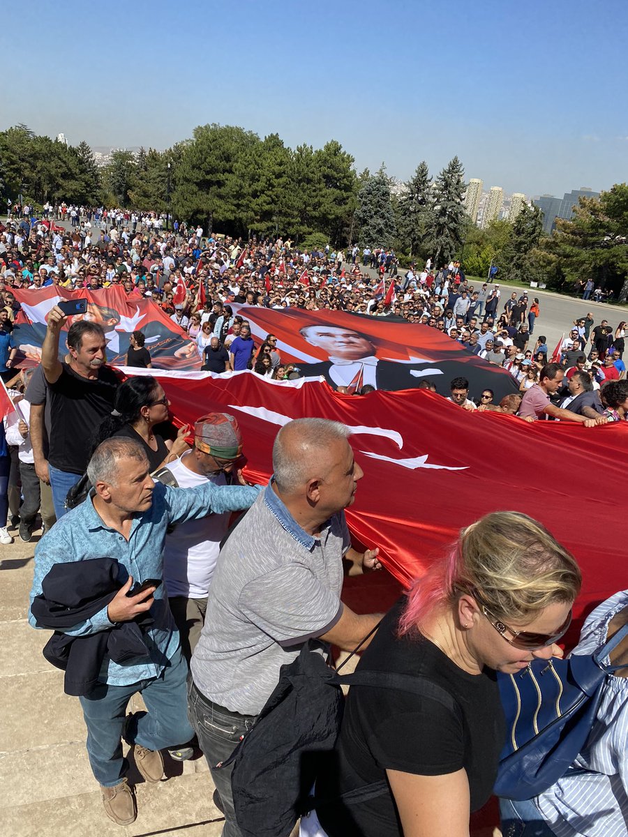 Binlerce Öğretmen Başöğretmenine gidiyor 👏🇹🇷
Öğretmenlik Meslek Kanunu tekrar düzenlenmelidir ve Öğretmenlerin maaşına seyyanen zam yapılmalıdır! 
Öğretmenler artık maddi-manevi değer görmek istiyor! 
1 milyon Öğretmeni görmezden gelemezsiniz! 
#ogretmenlersahada
#BuyukYuruyus
