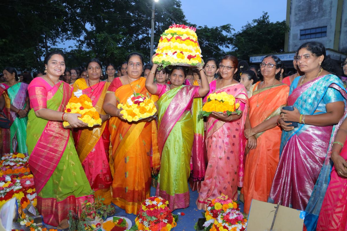 H_Bindu23's tweet photo. జిల్లా మహిళా మరియు శిశు సంక్షేమశాఖ  DWO గారి ఆధ్వర్యంలో 28.09.22 న బతుకమ్మ సంబరాలు- సర్దార్ పటేల్ స్టేడియం లో నిర్వహించిన బతుకమ్మ సంబరాల లో హెల్ప్ లైన్ నెంబర్స్, ఉమెన్ మరియు చైల్డ్ ఇష్యూస్ పై ప్ల కార్డ్స్ ద్వారా అవగాహన కలిపిస్తూ బతుకమ్మ ఆట పాటల తో సంబరాలు జరిగాయి.@Collector_KMM https://t.co/at9Nyj1bdu