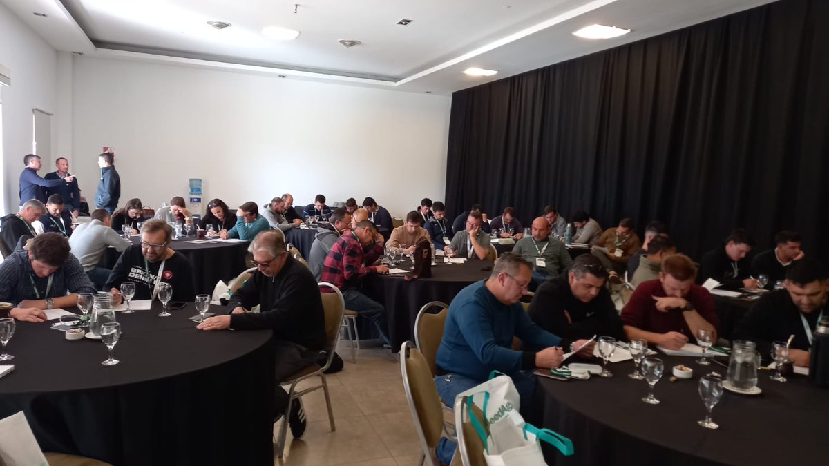 guchima12's tweet photo. Taller speed proteccion en Sinsacate Córdoba con asesores . Disertantes Daniel Igarzabal , Tino Rossi y Luis Lafranconi. #speedagro https://t.co/2NFwfUOMwB