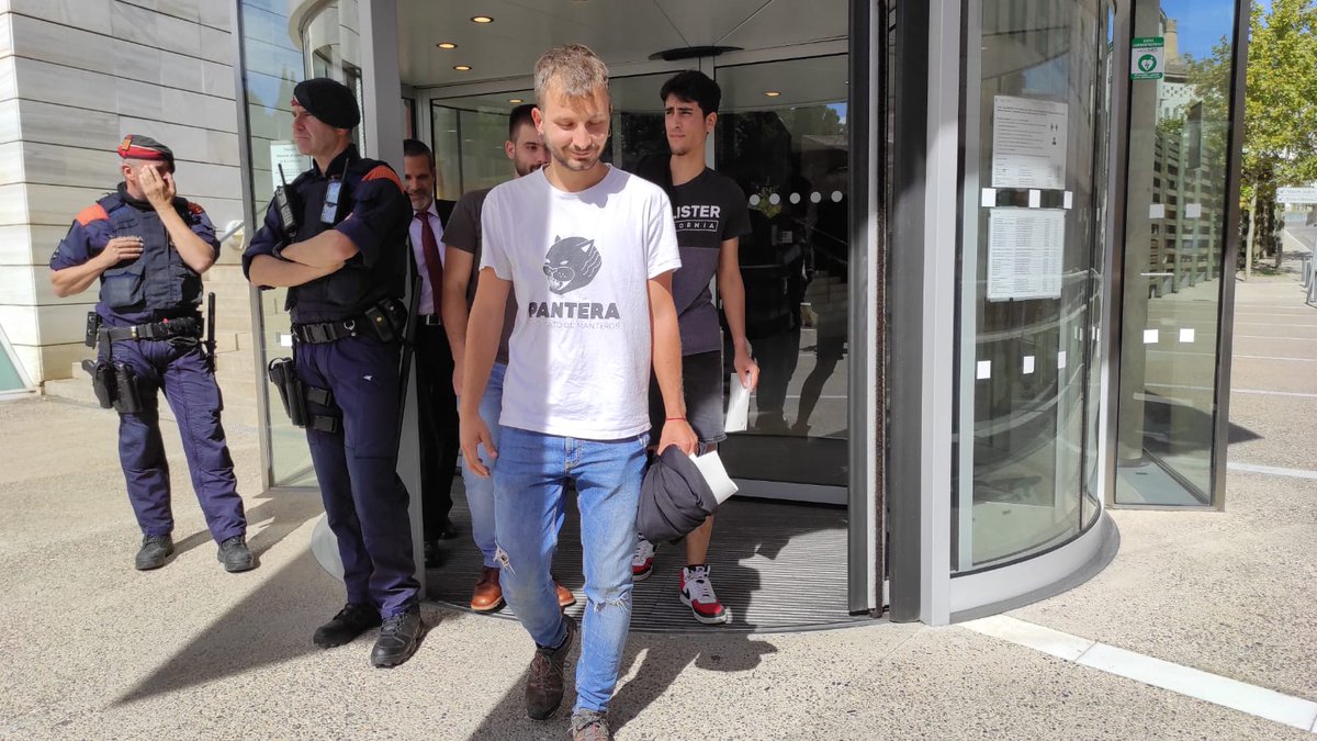 antirepre_pon's tweet photo. 🔴 Ahir vam estar a la concentració de suport pel judici #AbsolucióCasDelMòbil:

✔ La Fiscalia va proposar un pacte al nostre company i el va rebutjar per desmuntar el muntatge policial. La seva defensa va demanar l'absolució com no podia ser d'una altra manera. https://t.co/Rx2mMFGkbV
