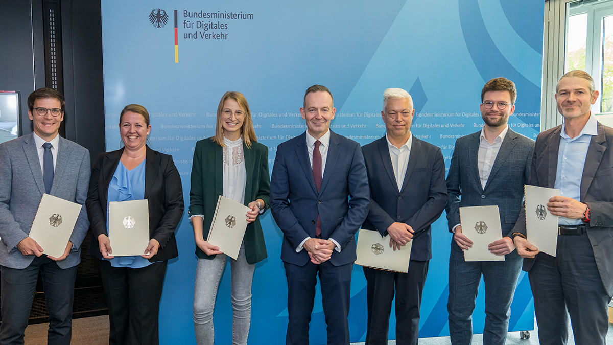 MUC_Airport's tweet photo. @bmdv fördert innovative Anwendungen mit Drohnen. Das Projekt AMI-FlyingIN2Air gehört zu den Begünstigten. https://t.co/lJ24Xs9d3a
#takeoff2future #AdvancedAirMobility https://t.co/i2OPyLKCpL