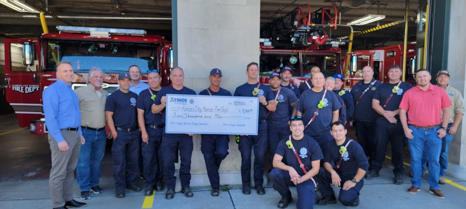 aarontbishop's tweet photo. This week: @atmosenergy safety team shared #naturalgas training with the #KCKFD - providing some support for everyday heroes and a visit with @KCKFDPIO yesterday. Thank you for your partnership as we are #fuelingsafeandthrivingcommunities in each "dotte" on the map in #Kansas! https://t.co/1zaWA2wYYb