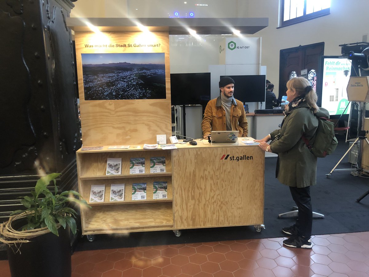 Geichris's tweet photo. Heute #Digitaltag in @sanktgallen! Wir sind natürlich mittendrin. Viele spannende Gespräche und Begegnungen @nwullsch https://t.co/QdJCAmXJJl