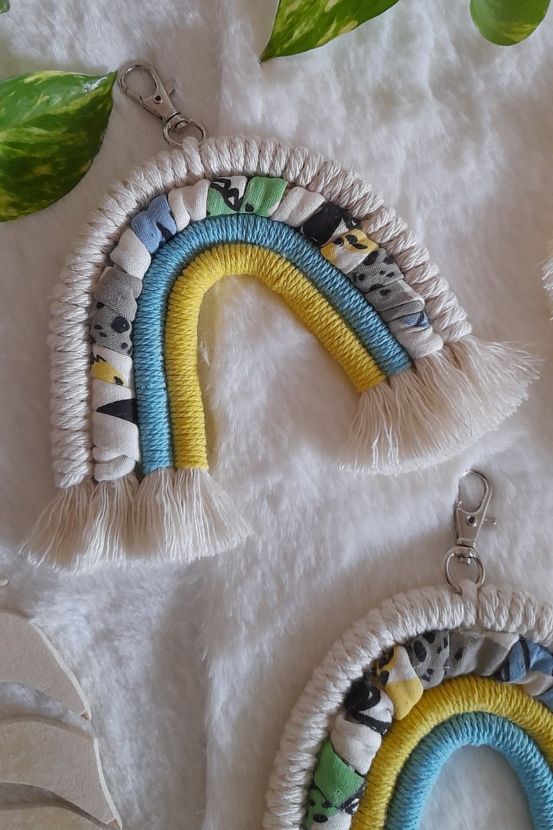 tatamfrancesca's tweet photo. Bomboniera arcobaleno portachiavi macrame, battesimo, primo co di FrenesiaCreativaShop https://t.co/lrJdeseX6j via @Etsy https://t.co/uPUxx4V9di
