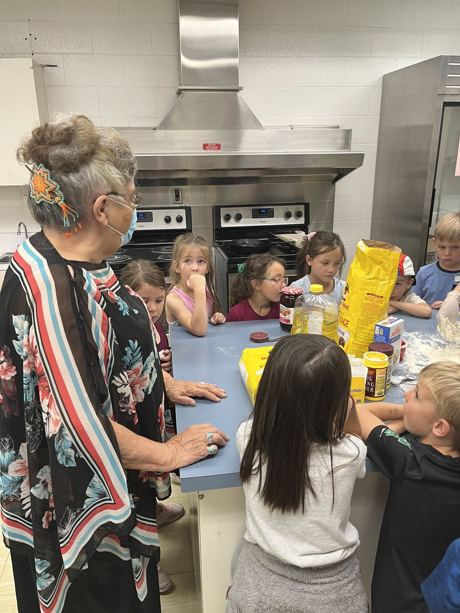 Elder Doreen and her granddaughter, Carol, come in to cook bannock with the grade ones. Elder Doreen shared stories about her childhood and emphasized the power of forgiveness as we strive for Truth and Reconciliation 🧡🙏 #TruthAndReconciliation <a href="/St_JohnXXIII/">Saint John XXIII CS</a> <a href="/EICSCatholic/">Elk Island Catholic Schools</a>