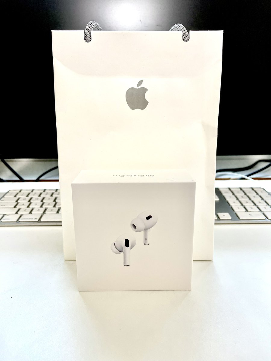 kemy1990's tweet photo. AirPods Pro2買いました。
ノイズキャンセルの向上は確かに感じられ、音質も良くなってるのはわかる。
ただ元々のAirPods Pro使ってる人に「買い替えた方がいいよ！」と声を大にして言えるほどのコスパではない。
私は満足しております。 https://t.co/4p8swyphZY