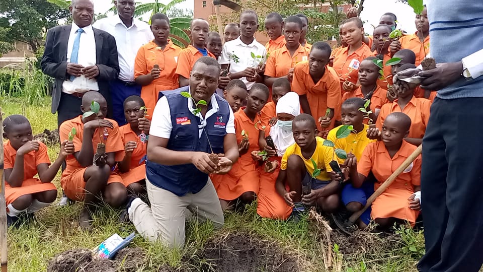 AWYAD21's tweet photo. https://t.co/dte7NHhFjz
As Uganda makes 60 years of independence, stakeholders lead by African Women and Youth Action for Development launched a tree 🌴🌴🌴 planting campaign in order to preserve the environment in Elgon Region. https://t.co/032u6ojVgN