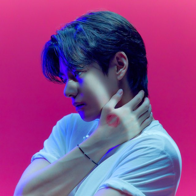 WHO KISSED HIS HAND AND LEFT A LIPSTICK PRINT ON IT ?????????