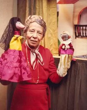 landmarkEH's tweet photo. Pura Belpré broke the NYPL color barrier in 1921 to be the first Latina librarian in the country’s largest library system! Read more via @HarlemBlock &amp; @ChalkbeatNY #HispanicHeritageMonth https://t.co/hzljR0ZX88