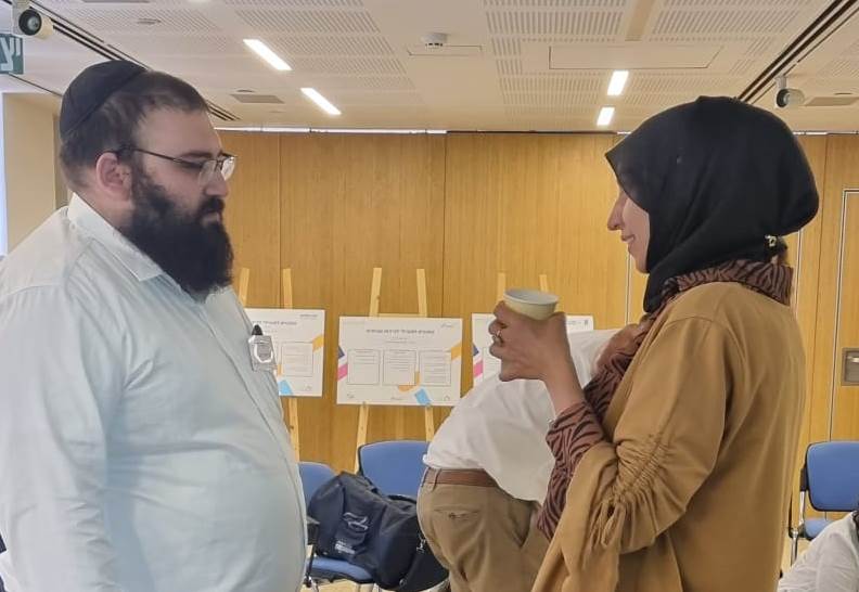 Merchavim's tweet image. בחרנו לפתוח את השנה עם התמונה הזו מהתוכנית למובילי לכידות חברתית. תמונה שיש בה תקווה. תקווה לשיח, תקווה להיכרות, לכבוד הדדי ולקבלה של האחר.
גם בשנה שמתחילה כעת אנחנו מבטיחים להמשיך לפעול במלוא המרץ ליצירת הזדמנויות למפגשים משמעותיים בין כלל תושבי המדינה לקידום אזרחות משותפת.