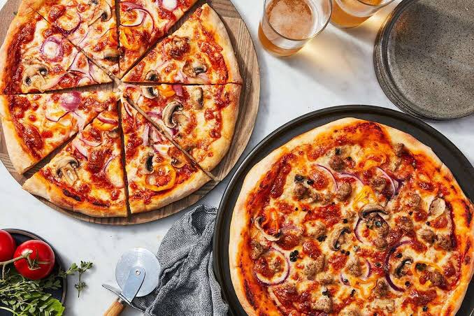 mapenzigrill's tweet photo. Buy any of our pizza 🍕 on #JumiaFood and get another free. Order Now👉 https://t.co/17XyCEji7m while offer last. 

#jumiafoodfest #2for1 #pizza #mapenzigrill #mgdelights #foodie #pizzalover https://t.co/5UgdGrH5pc