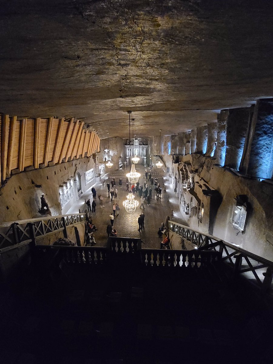 CollegeX2M's tweet photo. Grande sortie dans un des premiers sites classés au patrimoine mondiale de l humanité, les mines de sel de #wieliczka pour les élèves #eramusplus du collège #croixdemetz de #toul https://t.co/pWYA2FsAF4