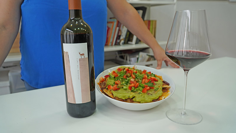 enoturista_'s tweet photo. 4⃣ coses que (potser) no sabies del Cims del Montsant
🍷És el nou vi de @Ronadelles, els de #CapdeRuc
🐐 Homenatja la serralada del #Montsant i la terra
🍇 Duu el segell de 'Viticultor - Elaborador"
💚 És tan versàtil que el pots combinar com vulguis.
https://t.co/9k2BqGhZPW https://t.co/C1D0LVBLRm
