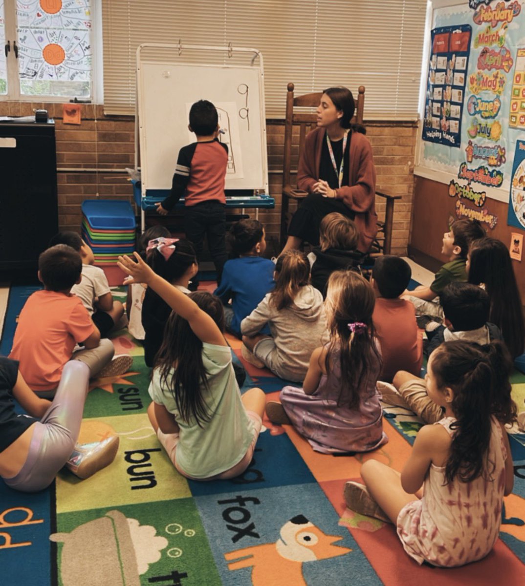 _MrsLawrence_'s tweet photo. Make a circle, make a line - that’s how you make the number 9! 🎶 Mrs. Clement’s kindergarteners representing the number 9 in a variety of ways! #CFESProud #LockhartLeading https://t.co/jUMc6QGXcB