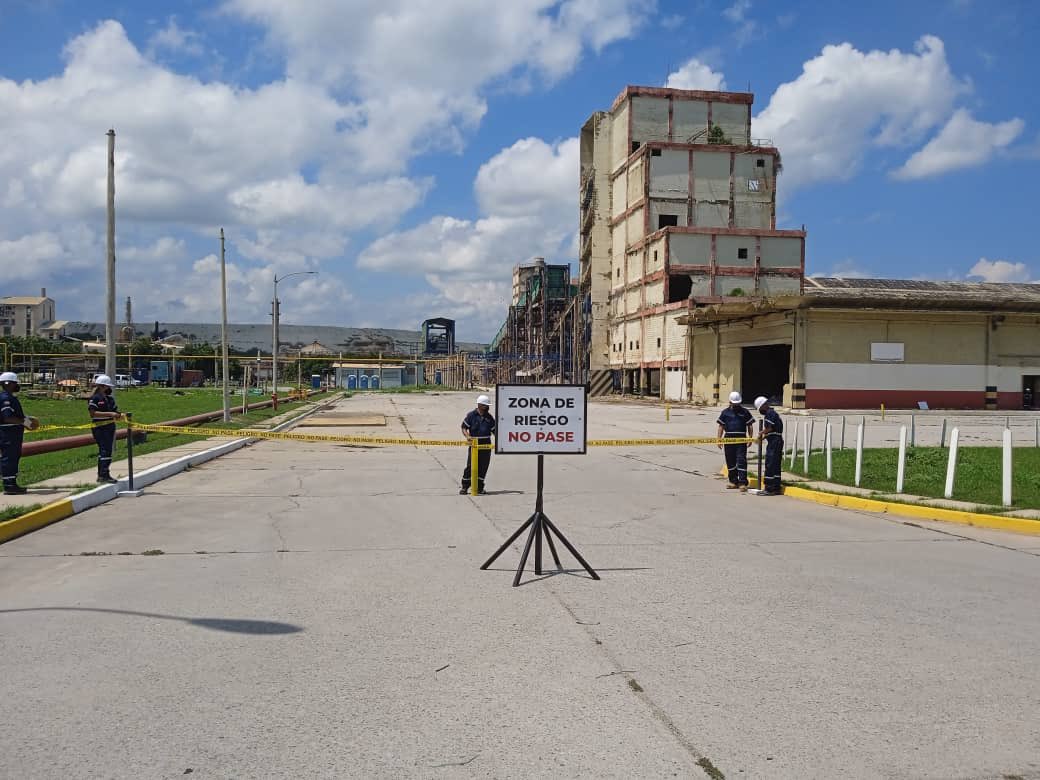 Cavim_Fanb's tweet photo. Profesionales del GATSE inician proceso demarcación y adecuación de estructura en el Complejo Petroquímico “Hugo Chávez”.
En el marco del proyecto “#Demolición controlada con #explosivos del antiguo edificio de ensacado NPK 364 A, del Complejo Petroquímico “Hugo Chávez”, https://t.co/kgV6khAAmn