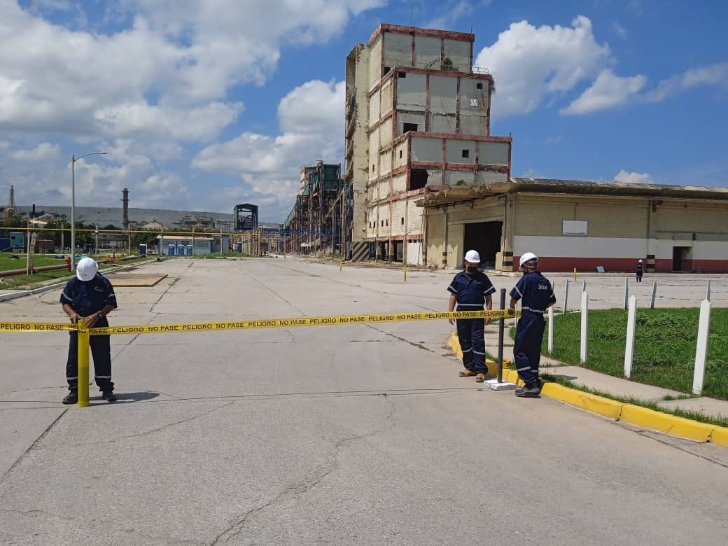 Cavim_Fanb's tweet photo. Profesionales del GATSE inician proceso demarcación y adecuación de estructura en el Complejo Petroquímico “Hugo Chávez”.
En el marco del proyecto “#Demolición controlada con #explosivos del antiguo edificio de ensacado NPK 364 A, del Complejo Petroquímico “Hugo Chávez”, https://t.co/kgV6khAAmn