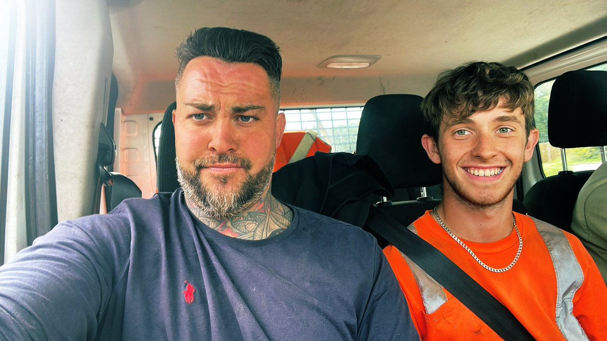 Thegraveytrain3's tweet photo. Miserable day Hometime though … harry muppets happy though #groundworkers #thursday #home #thistimenextyearwelbemiionaires https://t.co/fDadleST46