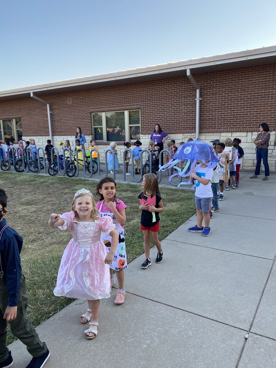 GunstreamFrisco's tweet photo. Kindergarten doing their Parade of the Letters 😀 @GunstreamFrisco https://t.co/NhUSxQVzmg