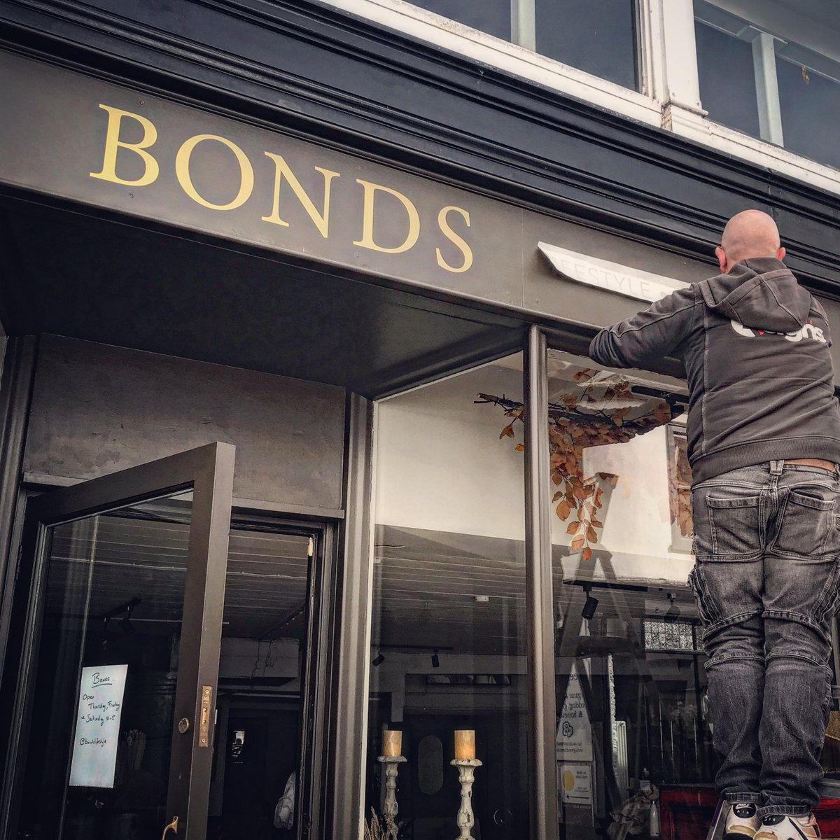 Left_Bridge's tweet photo. Enjoying working with the new kids in town at @bondslifestle to get them established in The Narrows in #Totnes. Thanks to @rivierasignsltd for their pro service as always 🙏. #smallbusiness #totnes #supportsmallbusiness #localhighstreet https://t.co/pOlrotcPOQ