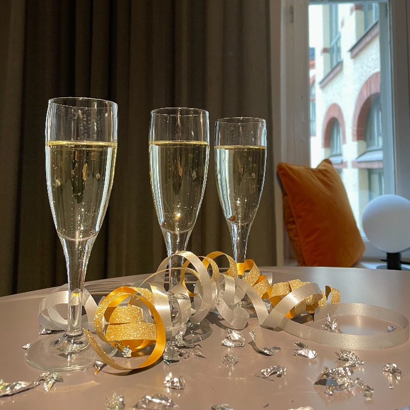 Netprofile's tweet photo. POKS! *kuohuvan sihinää* 🍾
Meillä on nimittäin aivan huikeita uutisia!

Nappasimme jopa 9 finaalipaikkaa #FinnishCommsAwards'eihin ✨

Kiitos jo nyt upeasta yhteistyöstä asiakkaillemme @vismafinland, @nitorcreations, @DNA_business, @advaniafinland ja @hki_partners &amp; #90dayfinn!