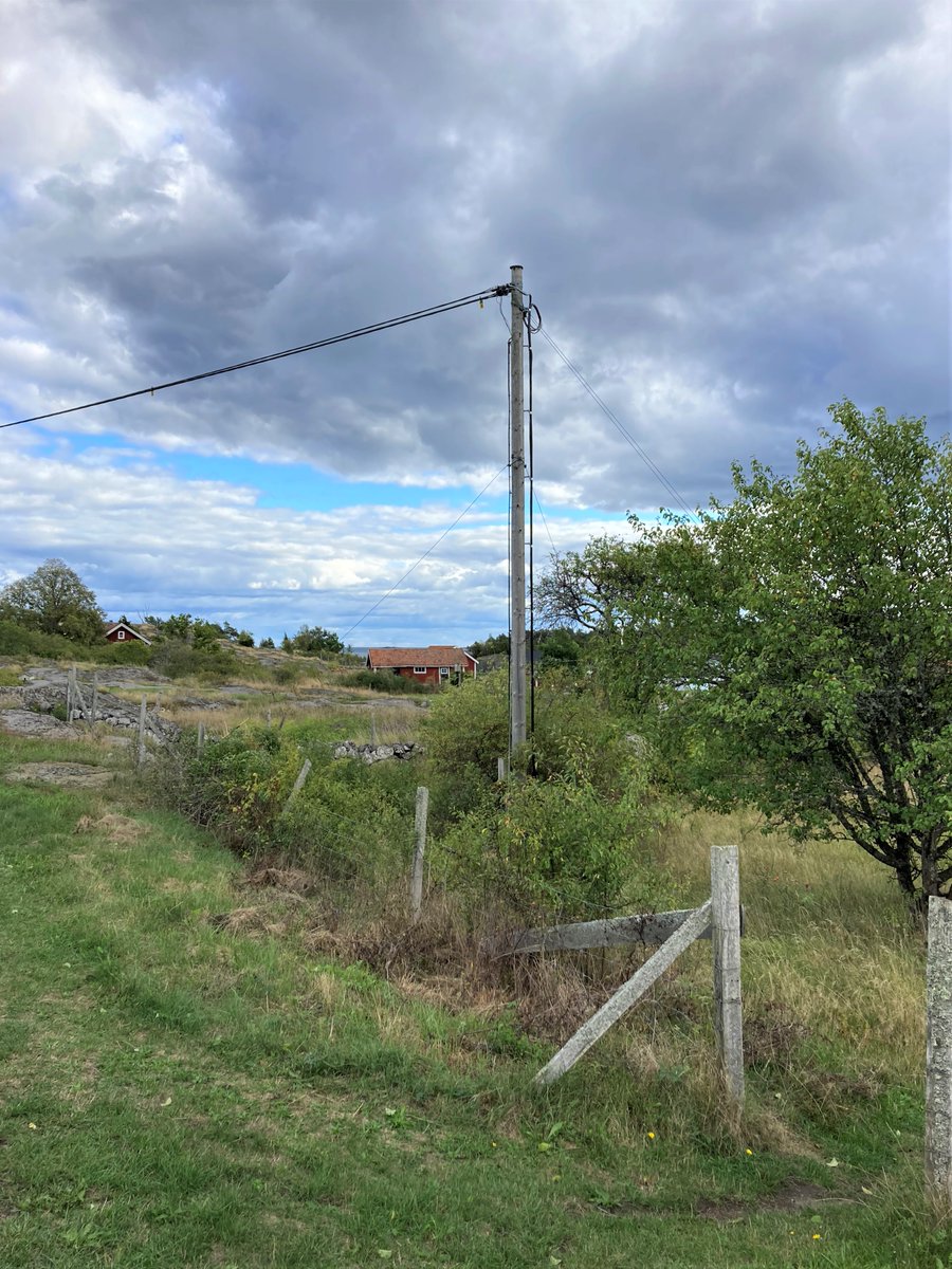 It was summer and vacation time: the perfect moment to continue our series on power poles across the world. This power pole is located on a little island in the Swedish archipelago Gryts skärgård, connected to the grid via a submarine cable.