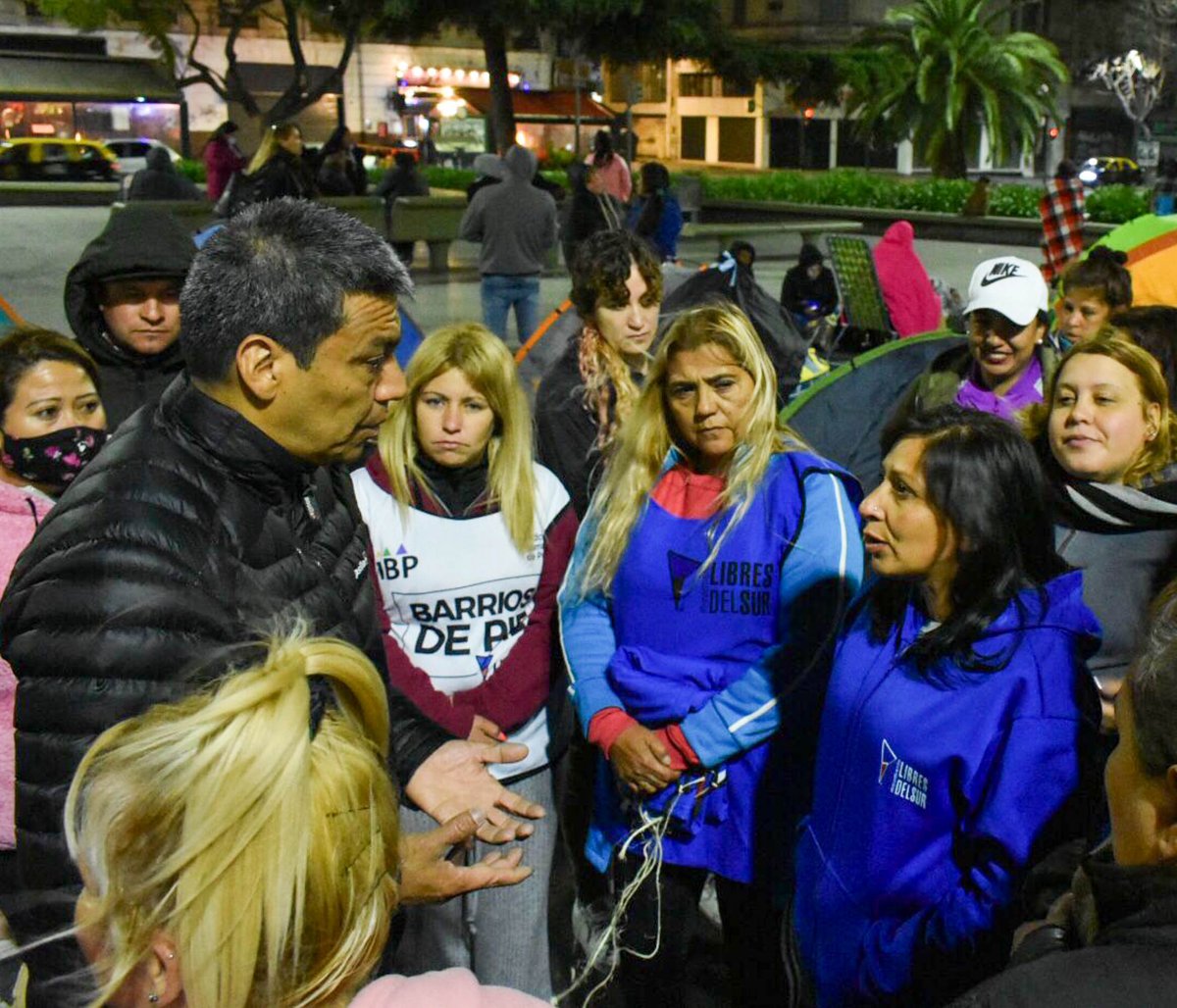 Anoche acompañe el #acampe frente al Ministerio de Desarrollo Social en #BuenosAires <a href="/silvia_saravia/">Silvia Saravia</a> 
El #ajuste de este gobierno insensible sigue cayendo sobre los que menos tienen.