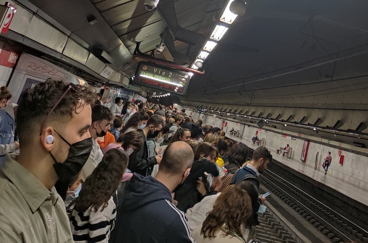 marserrano71's tweet photo. Así es la gratuidad del tren de cercanías 😱. Después de 20 mit de espera....parados en un túnel... https://t.co/zkhvzlCeKn