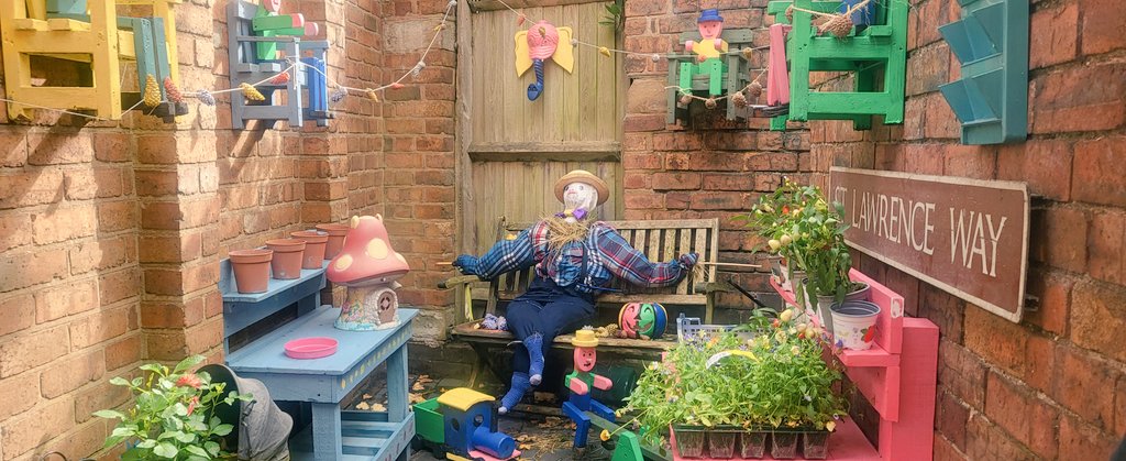 Really lovely to pop into <a href="/DaaActive/">Darlaston All Active Town Hall</a> to see their new garden developed entirely from recycled materials. Good to see  Paul from <a href="/GoscoteGreen/">Goscote Greenacres</a> too!