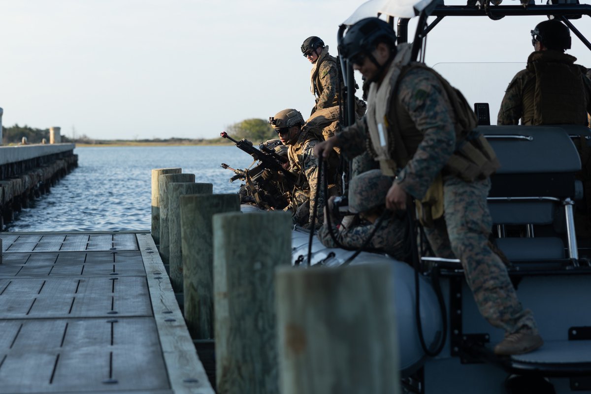 MARFORCOM's tweet photo. #Marines w/ @2dMarDiv, conduct an amphibious landing during a #MCCRE at @camp_lejeune, N.C. Marines conducted a MCCRE in order to formally certify the unit to composite at the @26MEU.
(#USMC photos by Cpl. Kyle Jia)
#HomelandDefense #WeHaveTheWatch #EveryClime #EveryDomain https://t.co/9USYDCT23q