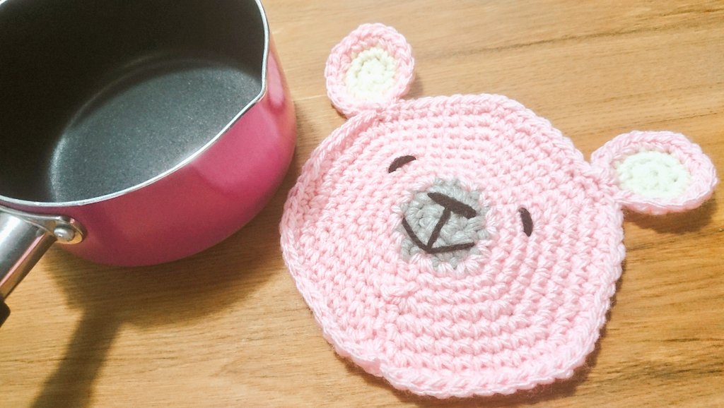 yuitsudu's tweet photo. この度ですね、1年以上積み重ねてきたものを、自業自得で無にする事案をやらかし。メンタルぽしゃって1ヵ月程外界シャットアウトしてました

とにかく無になりたく…
無心で鍵編みしてたら鍋敷きサイズになったり、なら細い糸使えばってレース編みシュシュ的なチャレンジしたら、細かすぎて虚無ったり https://t.co/H5oJZDTepB