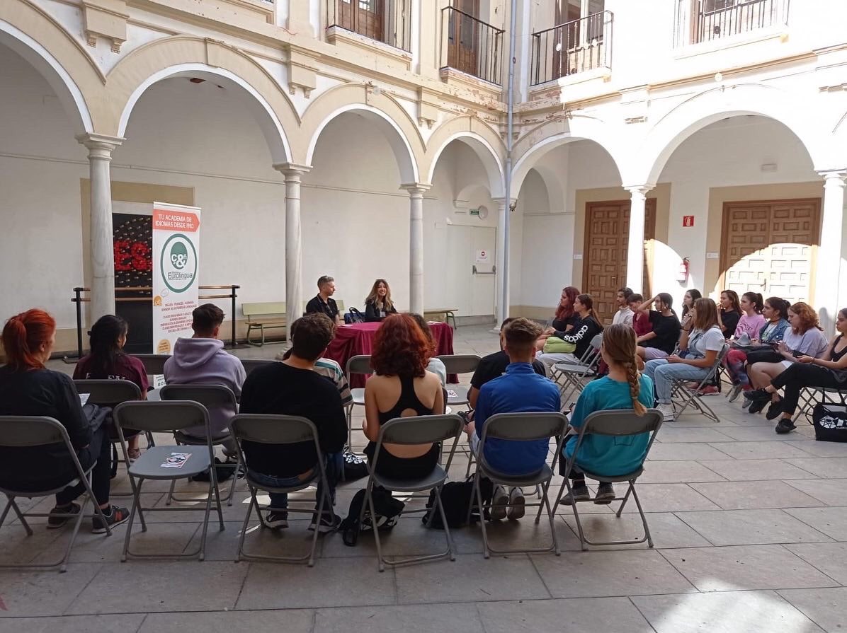 Esta mañana, entre mucha ilusión e interés, ha tenido lugar la presentación del proyecto colaborativo académico bilingüe entre Escuela Superior de Arte Dramático de Córdoba (ESAD) y Eurolingua Idiomas.

#Córdoba #eurolinguaidiomas #clasesdeingles #bilingualeducation