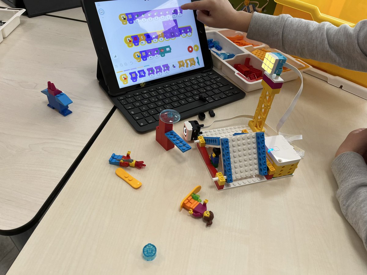 Jan_Guenther_'s tweet photo. Wenn #Erstklässler erste Erfahrungen mit Programmieren machen: „Wuhuuu Herr Günther es klappt! Es klappt! Guck‘ mal!!!“ 🧡 #twlz @brickobotik @BraDigibi @BildungslandNRW #grundschule https://t.co/T6wyXoftDA