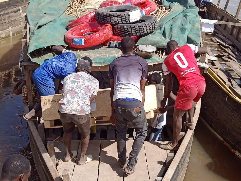 UNICEF_CAR's tweet photo. .@UNICEF_CAR leaves no stone unturned to reach the most remote areas.
With the support of @USAID, and for the first time, we shipped 12 solar fridges by river to the #Mobaye and #Alindao Health Districts to make sure #vaccines are stored in adequate conditions. https://t.co/QHsELn87Gl