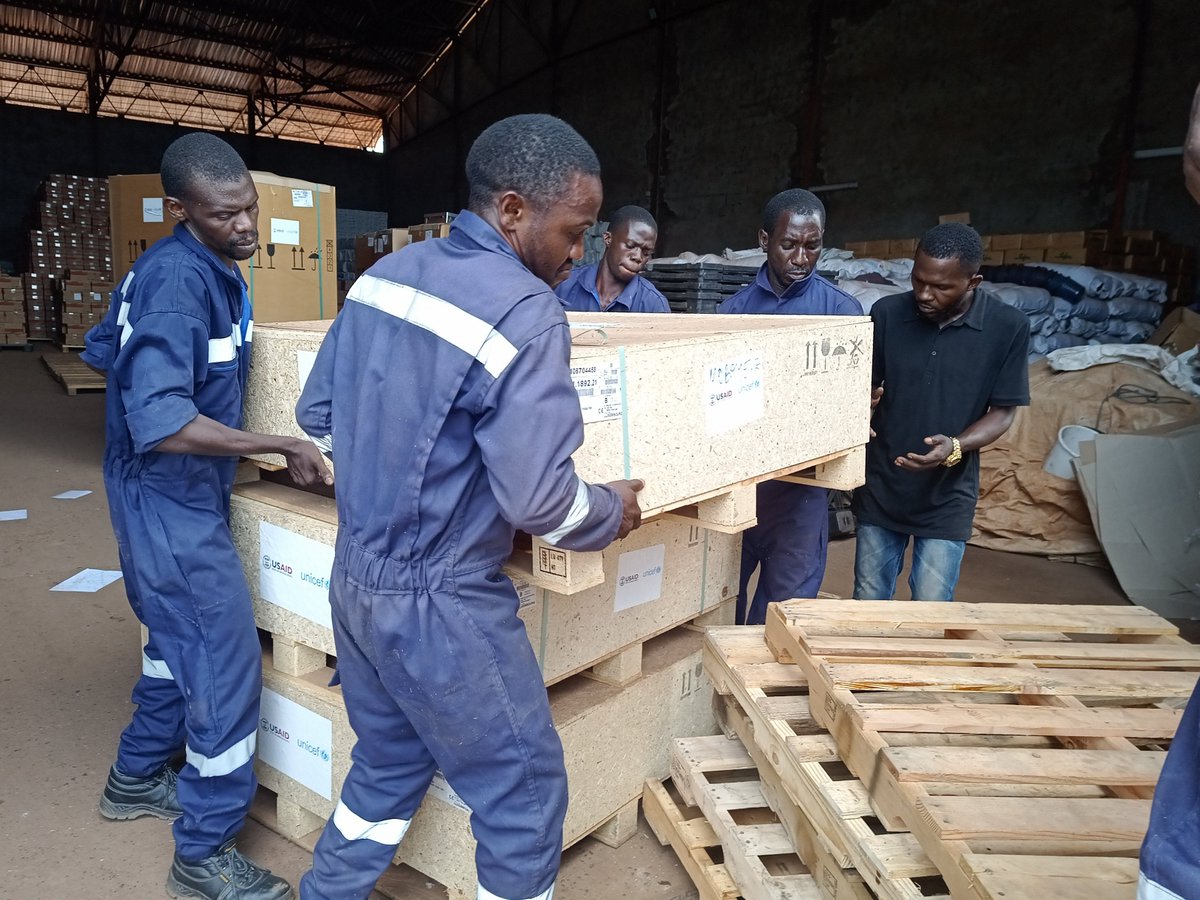 UNICEF_CAR's tweet photo. .@UNICEF_CAR leaves no stone unturned to reach the most remote areas.
With the support of @USAID, and for the first time, we shipped 12 solar fridges by river to the #Mobaye and #Alindao Health Districts to make sure #vaccines are stored in adequate conditions. https://t.co/QHsELn87Gl
