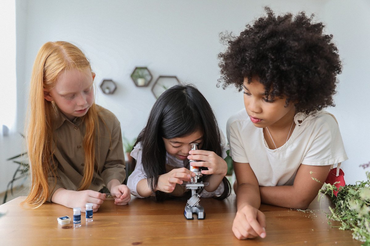 First grade girls are more likely to stick with a challenging science game after pretending to be Marie Curie. Could similar role-playing help us diversify STEM? bit.ly/3BX2Aic <a href="/Reut_Shachnai/">Reut Shachnai</a> <a href="/YalePsychology/">Yale Psychology</a> <a href="/LinBian_/">Lin Bian</a> <a href="/UChicago/">The University of Chicago</a> <a href="/TamarKushnir/">Tamar Kushnir</a> <a href="/DukePsychNeuro/">Duke Psychology & Neuroscience</a> <a href="/DukeBrain/">Duke Institute for Brain Sciences</a>