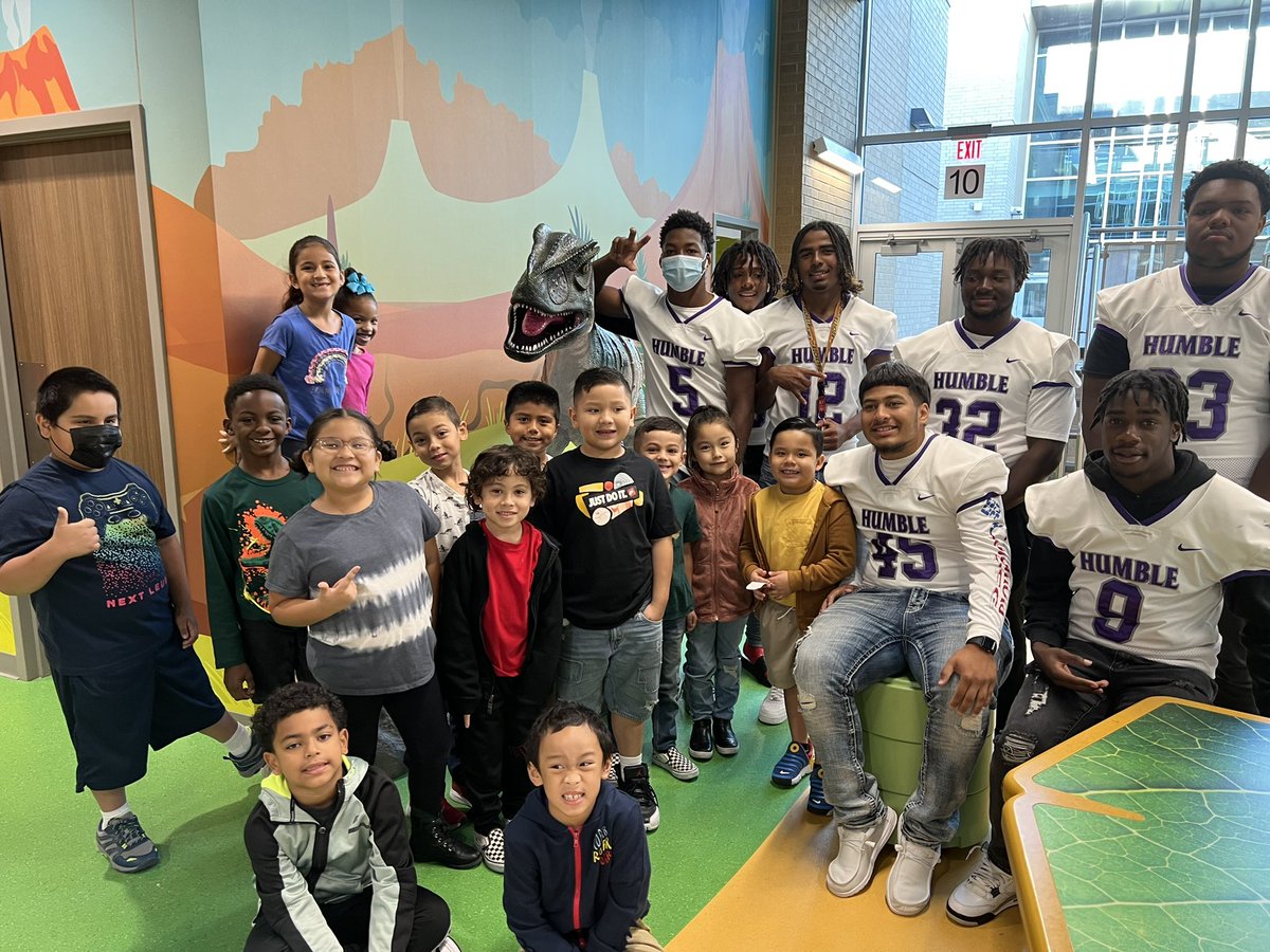 Thank you to the @HumbleISD_HHS Football Team for stopping by and brightening our morning! #BLEEDPURPLE #WildcatProud #FabulousFirsties @MsBenton_LLE_AP @HumbleISD @LuciSchulz1 @ElizabethFagen @PE_LLE @HumbleISD_LLE