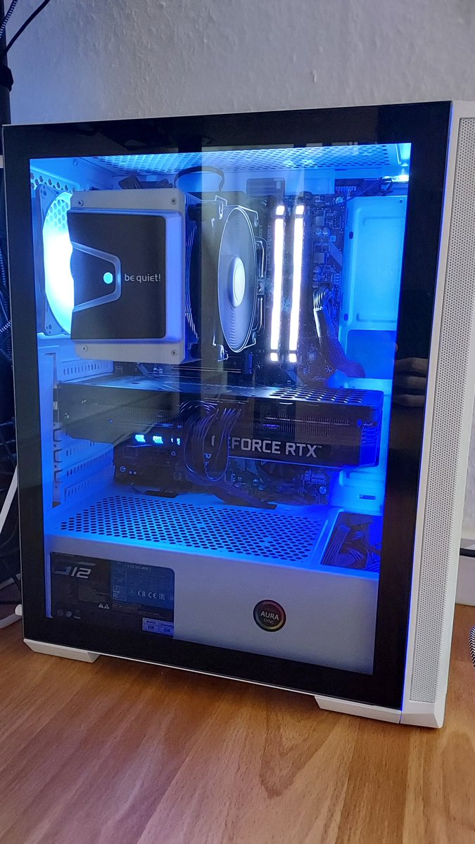 ZG_Till's tweet photo. Endlich wirklich fertig😍 Der neue PC steht. Riesen Dank an @HuntRL_ für die Hilfe für inkompetente (mich) https://t.co/Y1VTJGe7iD