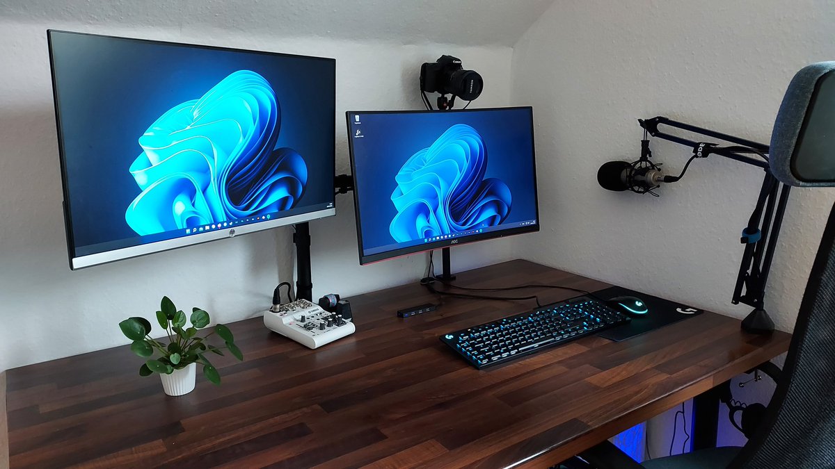 ZG_Till's tweet photo. Endlich wirklich fertig😍 Der neue PC steht. Riesen Dank an @HuntRL_ für die Hilfe für inkompetente (mich) https://t.co/Y1VTJGe7iD
