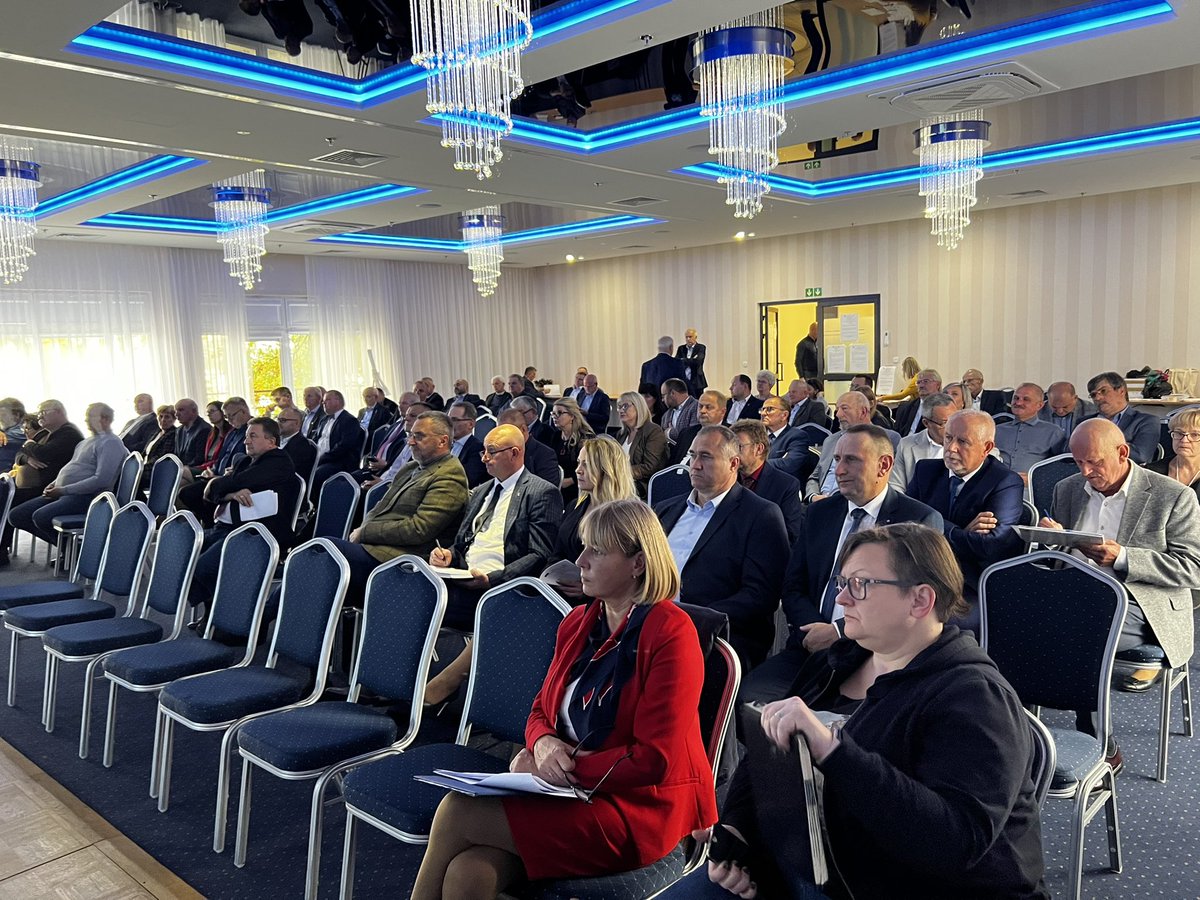 d_gawel's tweet photo. O wyzwaniach związanych z Europejskim Zielonym Ładem w kontekście wpływu na wyniki ekonomiczne gospodarstw rolnych w Polsce rozmawiamy z prof. dr hab. Mariuszem Matyką @iung_pib
#KRIR #Zegrze @KOWR_gov_pl https://t.co/bK1ZrUuqPp