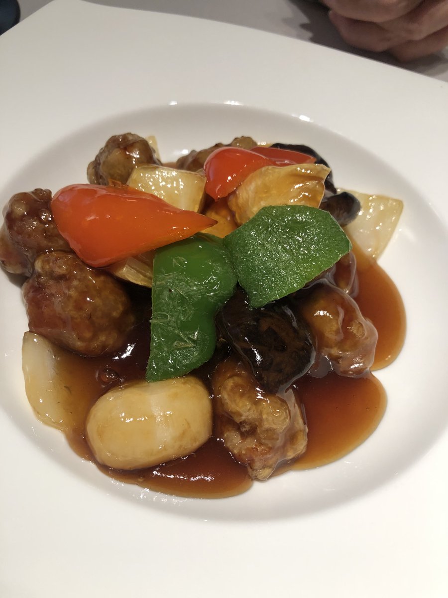 1833Chizu's tweet photo. 寿木けいさんの本を読み、美味しい酢豚が食べたくなりました。
昼間からこぼれシャンパンで読書。
自分のためだけに時間を使える幸せ。

寿木けいさん新刊発売がもうすぐ��
楽しみだなぁ。 https://t.co/u81iQTWM6h