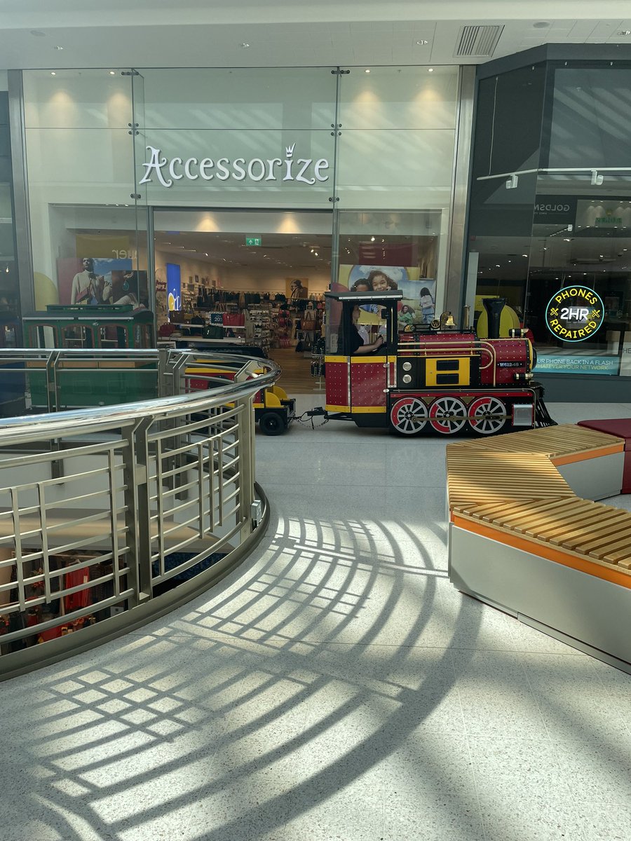 Watford have a train in their shopping centre and a #fivestarshow coming to their Pump House theatre on Sunday! Link in bio for tickets. 
#watford #theatre #watfordfringe2022 #thingstodoinwatford #watfordcommunity #metoo #emotionalabuse #internetculture #onlinevideo #newtheatre