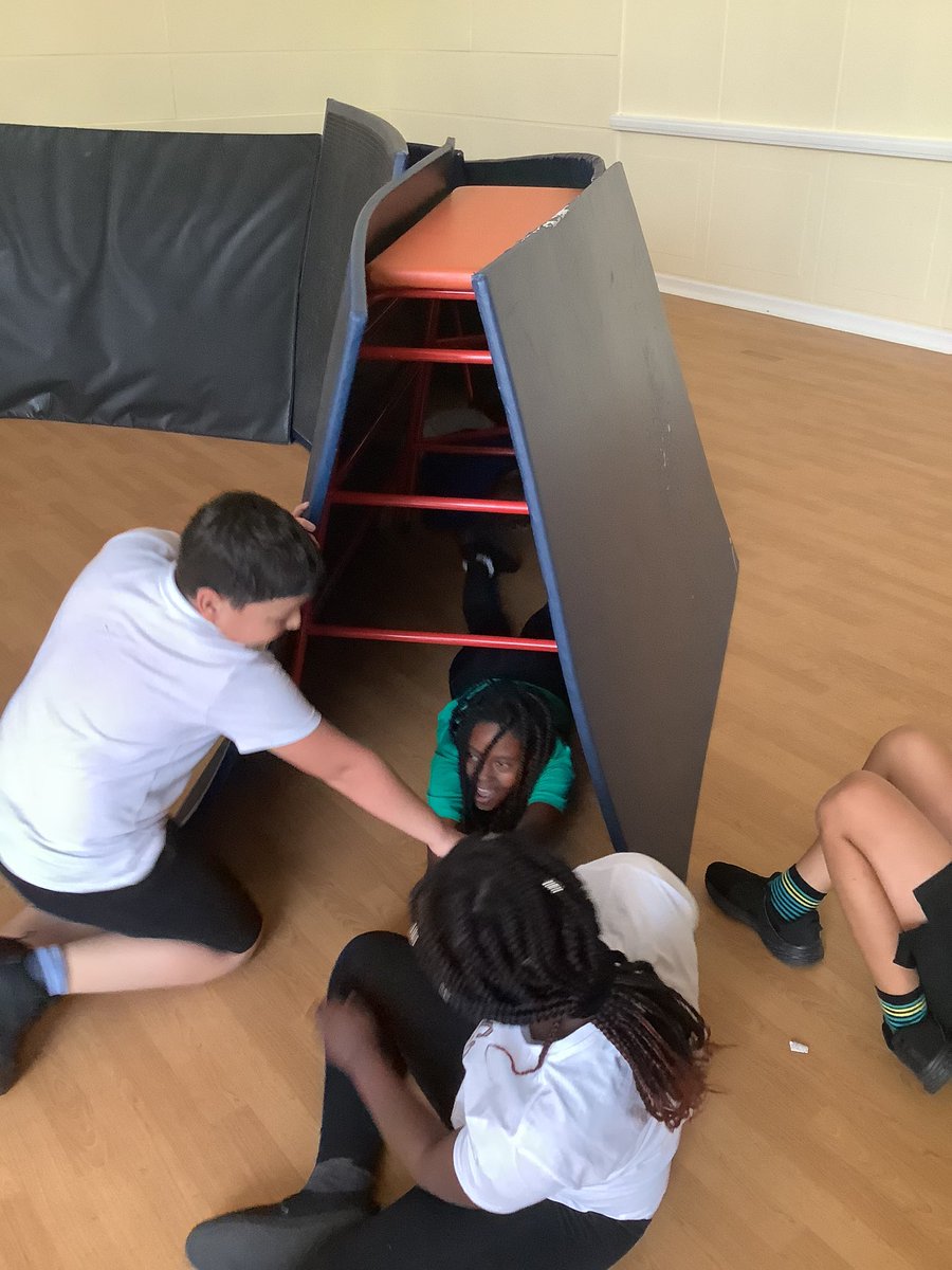 6PR are working hard in their P.E lesson today. Using their values of cooperation and resilience, the children are helping each other navigate through the mazy tunnels. #values #navigatetheworld @NeilHawkes @vbezone