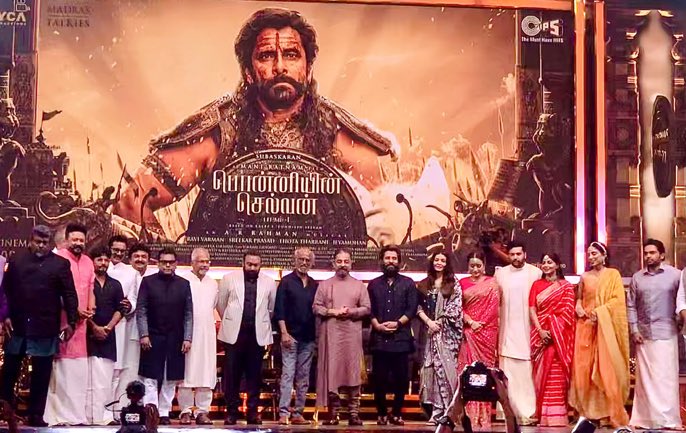 ihrithikRoshann's tweet photo. Team #PonniyinSelvan with @rajinikanth &amp; @ikamalhaasan at #PS1Trailer #PS1Audio Launch 😍👌
#ChiyaanVikram #AdithaKarikalan @chiyaan @Karthi_Offl @actor_jayamravi @trishtrashers https://t.co/8O5ruJVGds